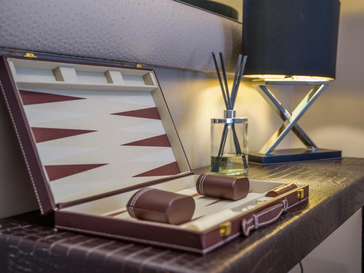 Boulevard Hotel Blackpool Luaran gambar A backgammon set