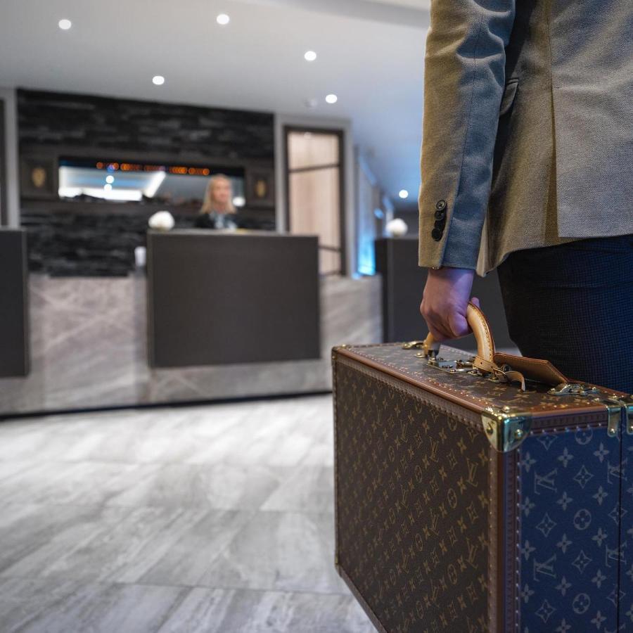 Boulevard Hotel Blackpool Luaran gambar A guest checking in at a hotel