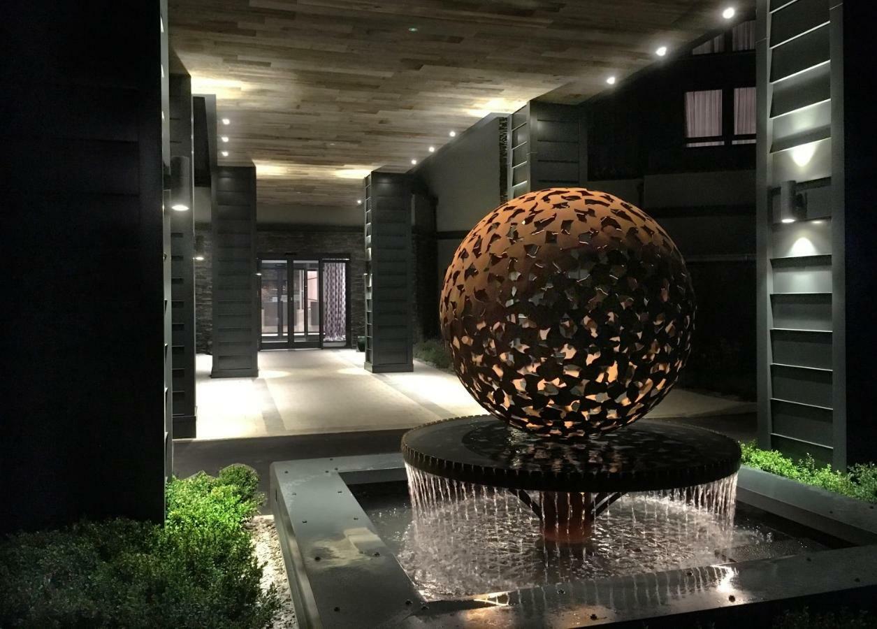 Boulevard Hotel Blackpool Luaran gambar Fountain at the entrance of the museum